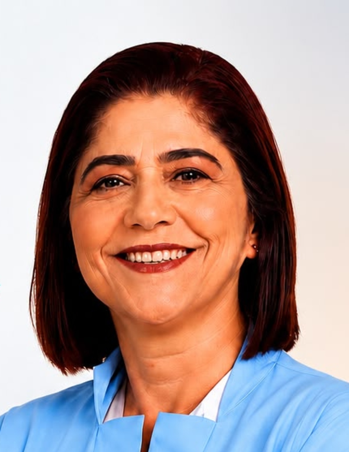 Cláudia Benassuly sorrindo para a campanha